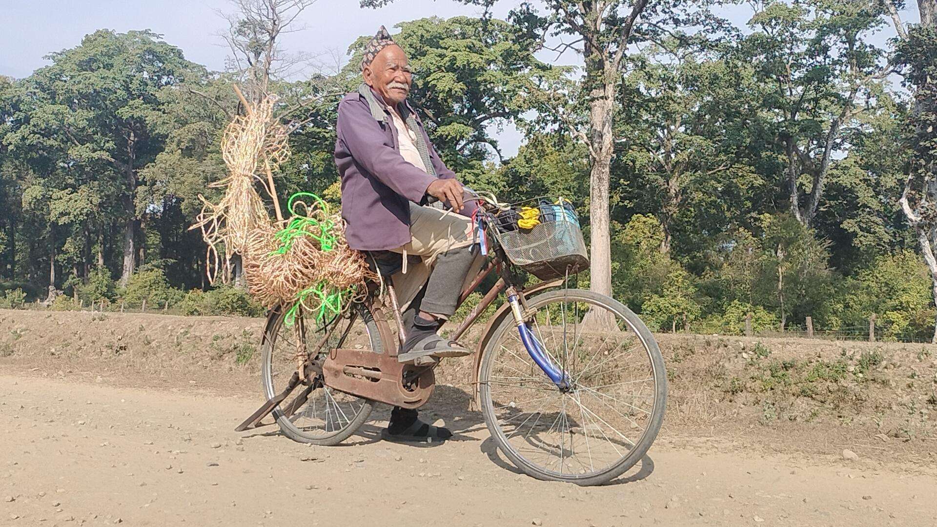 चौरासी वर्ष उमेरका हजुर बा झुत्रे पहिरन र साइकलमा गाउँबस्ती डुल्दै व्यापार