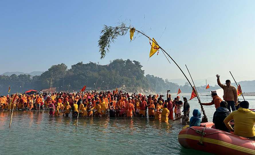 देवघाटधाममा माघे सङ्क्रान्ति स्नान गर्न आउने तीर्थालुको घुइँचो डुङ्गाको निःशुल्क व्यवस्था