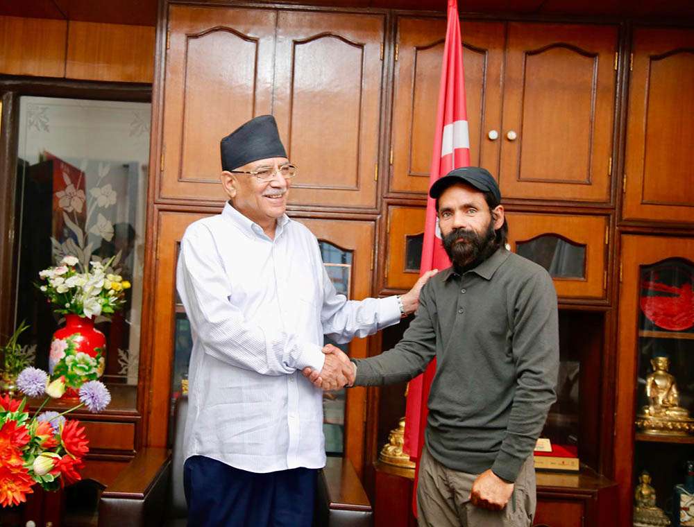 अभियन्ता नवराज बोहोरा लाई आफनै निवास मा बोलाएर प्रचण्डले गरे भेट