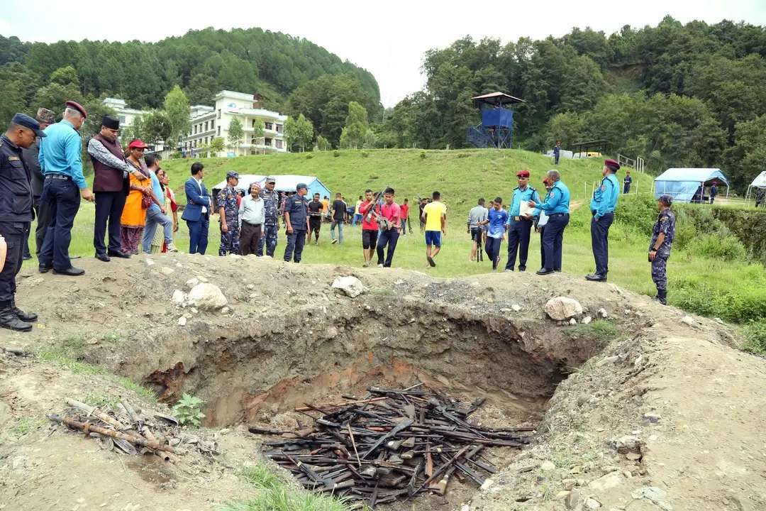 बरामद भएका ८ हजार ८ सय ९६ थान हातहतियार नष्ट