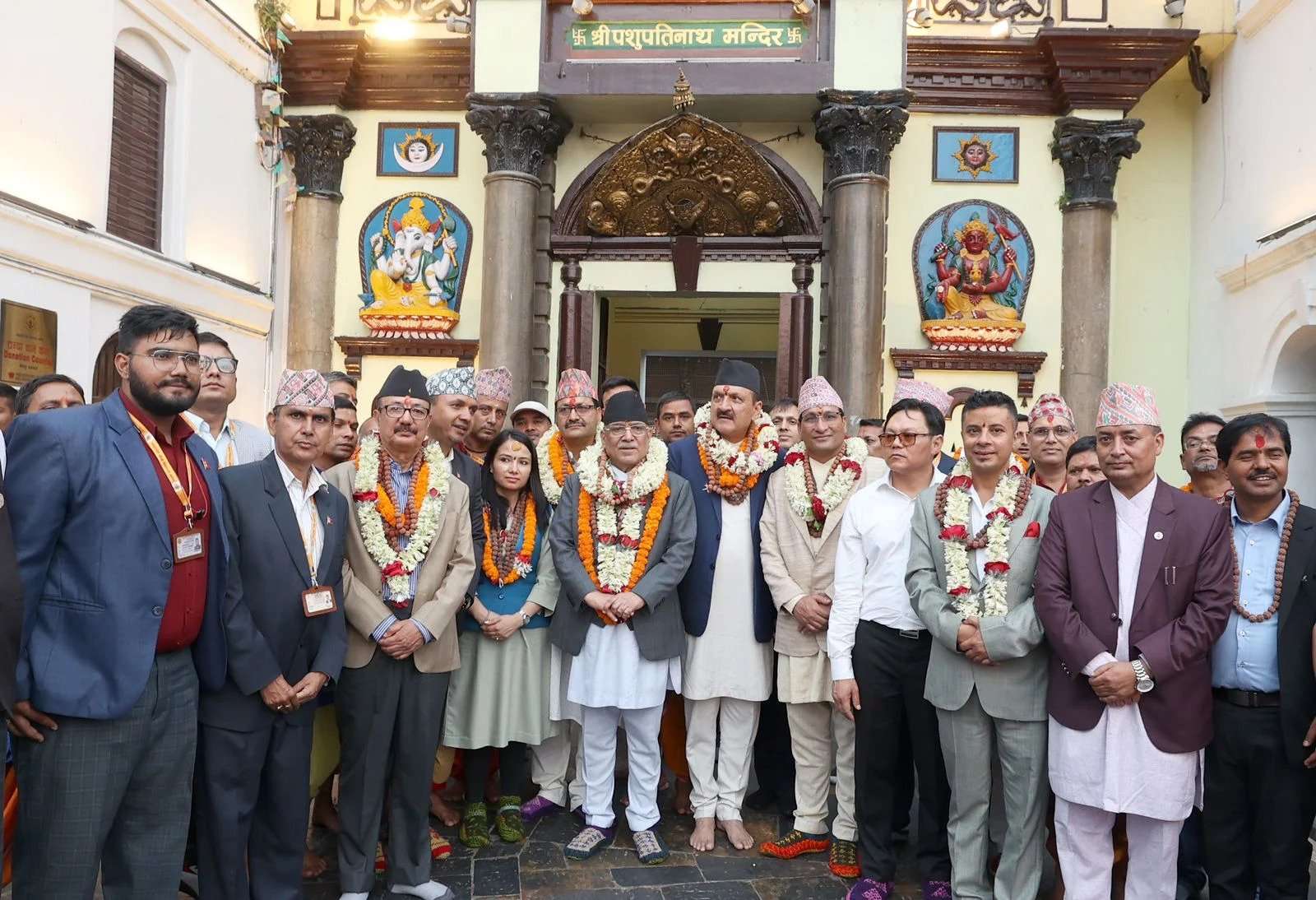 प्रधानमन्त्री द्वारा पशुपतिनाथ मन्दिरको दर्शन