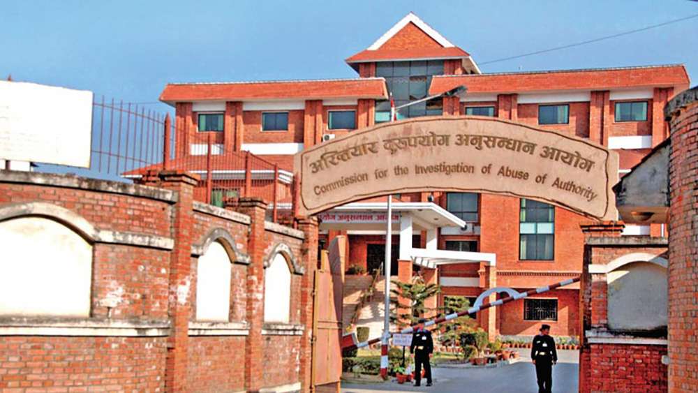 भक्तपुर मालपोतका प्रमुख, नासु र कार्यलय सहयोगी २४ लाख ५० हजार घुससहित पक्राउ