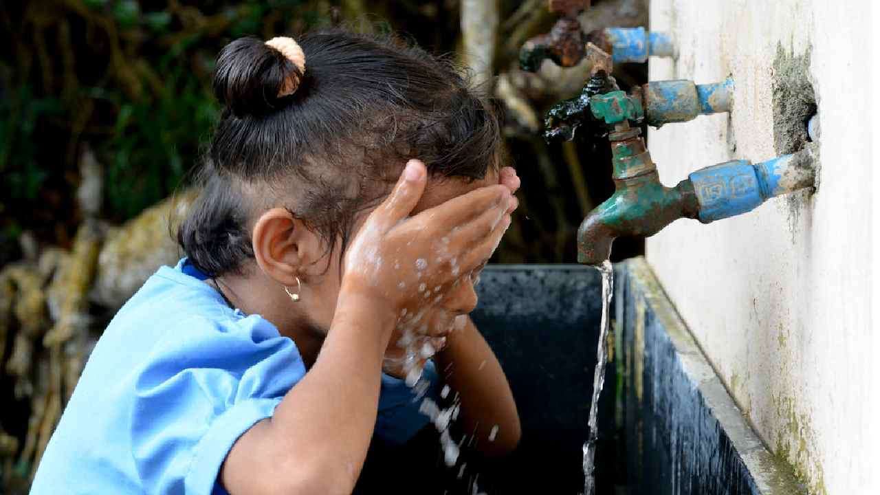 अकासे पानी शुद्धीकरण गरेर विद्यालयमा खानेपानी