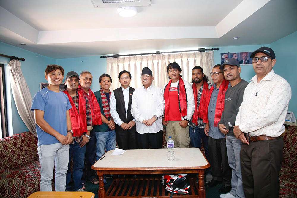 साहित्यकार र कलाकारहरु माओवादी केन्द्रमा प्रवेश, प्रचण्डले गरे स्वागत
