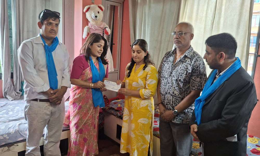 रास्वपाद्वारा तीनकुने घटनामा मृत्यु भएका पत्रकार रजकको परिवारलाई ३ लाख सहयोग