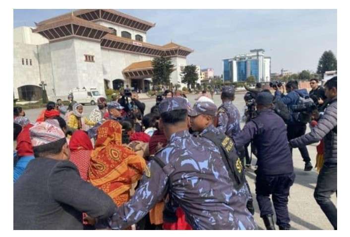 लघुवित्त पीडितहरू द्वारा सांसद भवन घेराउ