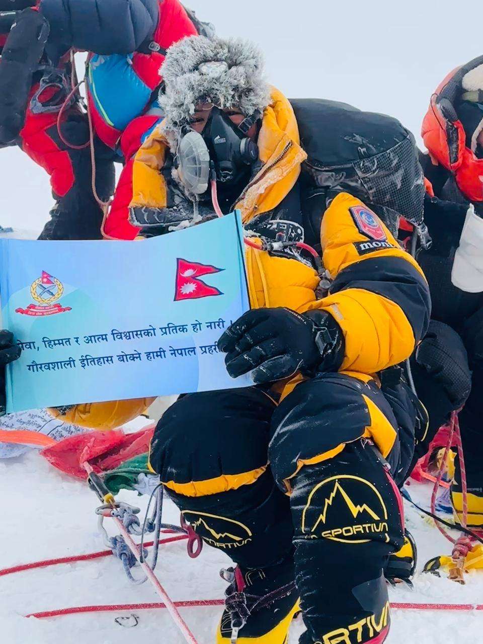 कराते खेलाडी शेर्पाले चुमिन सगरमाथाको शिखर