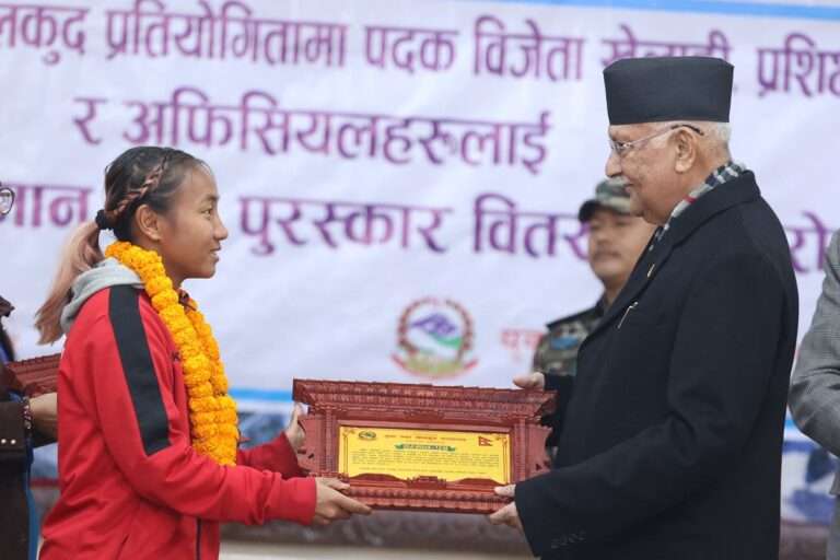 अन्तर्राष्ट्रिय स्पर्धाका पदक विजेता खेलाडी प्रधानमन्त्रीबाट पुरस्कृत